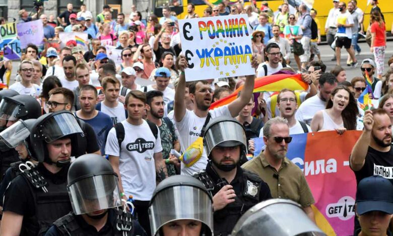 Ein Teilnehmer der Demonstration mit einem Plakat "Hier ist Familie, hier ist Ukraine" während des jährlichen Gay Pride in Kiew am 23. Juni 2019. (Foto: AFP/Genya Savilov)