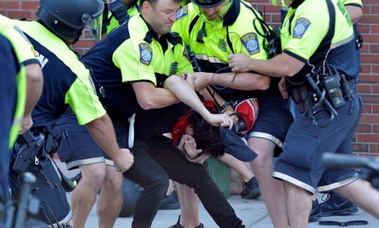 Bostoner Polizisten verhaften einen Demonstranten während der Straight Pride in Boston. (Foto: Joseph Prezioso/AFP)