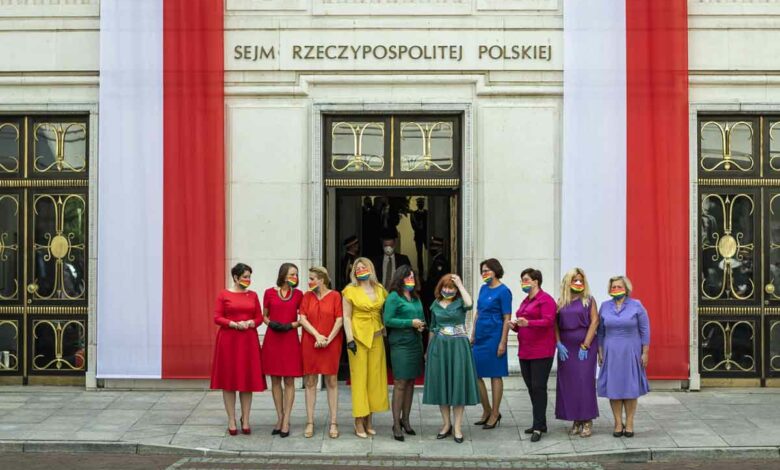 Linke Abgeordete des Sejm in Regenbogenfarben und mit Regenbogenmasken anläßlich der Vereindigung des polnischen Präsidenten Andrzej Duda (Foto: AFP/Wojtek Radwanski)