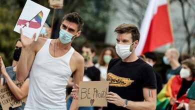 Teilnehmer demonstrieren am 19. August 2020 vor den europäischen Institutionen in Brüssel, um ihre Solidarität mit Polens LGBT-Gemeinschaft zu zeigen. Dutzende von Autoren und Regisseuren aus aller Welt unterzeichneten am 17. August 2020 einen offenen Brief, in dem sie Polens Regierungspartei beschuldigen, Homophobie zu dulden. Die Rechte von Homosexuellen sind in Polen in den letzten Jahren unter der populistischen PiS-Regierung zu einem Brennpunkt geworden. (Foto: Kenzo TRIBOUILLARD/AFP)