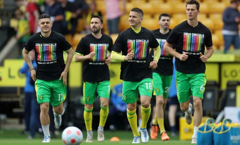 In der Aufwärmphase zum Spiel Norwich City vs. Tottenhamm Hotspur tragen Norwich-City-Spieler, darunter Christos Tzolis und Christoph Zimmermann, Shirts, mit denen sie dem jungen Nachwuchsspieler Jake Daniels Unterstützung bekunden. (Foto: picture alliance / REUTERS | Paul Childs)