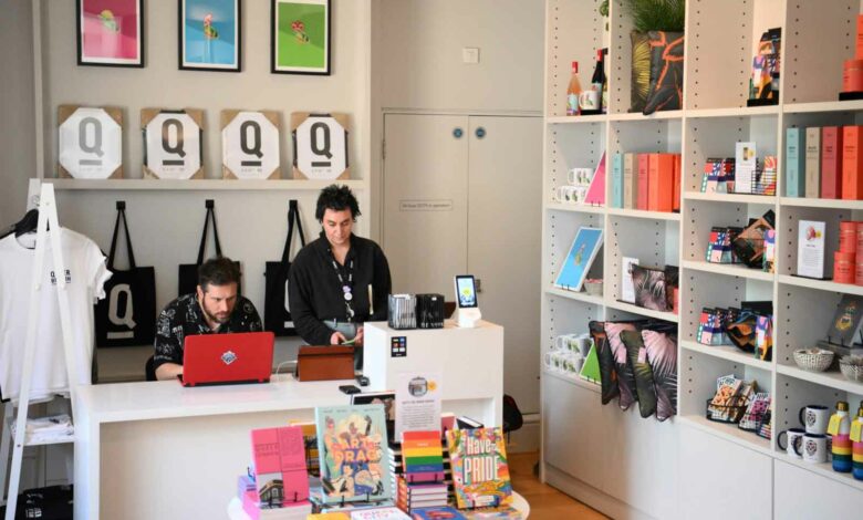 Mitarbeiter arbeiten am 6. Mai 2022 im Geschenkeladen des Queer Britain Museum in London. Das Queer Britain Museum wurde am 5. Mai 2022 in London eröffnet und ist das erste britische nationale LGBTQ+-Museum. (Foto von Daniel LEAL / AFP)