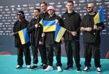 Mitglieder der ukrainischen Band „Kalush Orchestra“, Oleh Psiuk, Tymofii Muzychuk, Ihor Didenchuk, Vitalii Duzhyk, Oleksandr Slobodianyk und Vlad Kurochka kommen zur Eröffnungsfeier des Eurovision Song Contest 2022 am 8. Mai 2022 im Veranstaltungsort Palalpitour in Turin an. (Foto von Marco BERTORELLO / AFP)