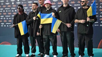 Mitglieder der ukrainischen Band „Kalush Orchestra“, Oleh Psiuk, Tymofii Muzychuk, Ihor Didenchuk, Vitalii Duzhyk, Oleksandr Slobodianyk und Vlad Kurochka kommen zur Eröffnungsfeier des Eurovision Song Contest 2022 am 8. Mai 2022 im Veranstaltungsort Palalpitour in Turin an. (Foto von Marco BERTORELLO / AFP)