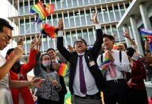 Mitglieder der thailändischen Move Forward Party feiern mit Tunyawaj Kamolwongwat (MP) und LGBTQIA+Aktivisten und Unterstützern den Beginn der Parlamentsdebatte zur Einführung der Marriage Equality Bill. (Foto: Lillian SUWANRUMPHA / AFP)