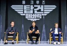 Miles Teller, Tom Cruise und Produzent Jerry Bruckheimer anläßlich der Pressekonferenz zum Film Top Gun: Maverick in Seaoul (Foto: Anthony Wallace/AFP)