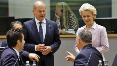 Viktor Orban (re), hier im Gespräch mit Bulgariens Ministerpräsident Kiril Petkov, Bundeskanzler Olaf Scholz und EU-Kommissionspräsidentin Ursula von der Leyen am 23. Juni 2022 in Brüssel. (Foto: Ludovic Marin/AFP)