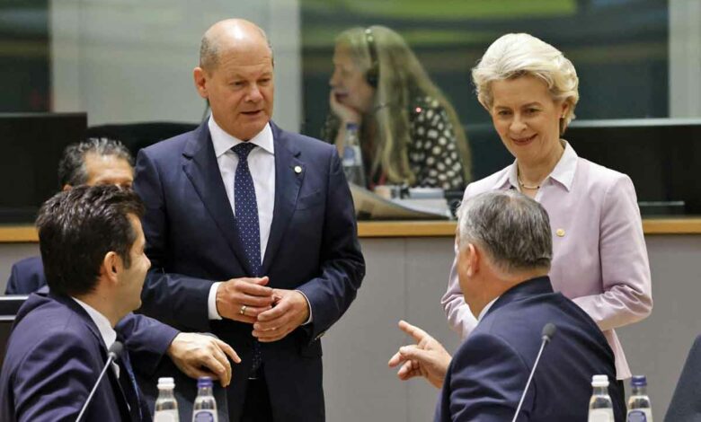 Viktor Orban (re), hier im Gespräch mit Bulgariens Ministerpräsident Kiril Petkov, Bundeskanzler Olaf Scholz und EU-Kommissionspräsidentin Ursula von der Leyen am 23. Juni 2022 in Brüssel. (Foto: Ludovic Marin/AFP)