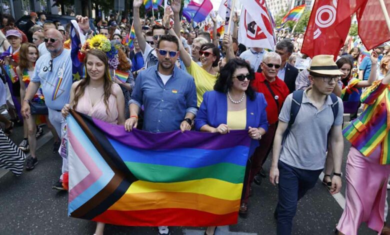 EU-Kommissarin Helena Dalli und der Rafal Trzaskowski, Bürgermeister von Warschau, bei der Pride-Parade durch Warschau (Foto: Wojtek Radwanski/AFP)