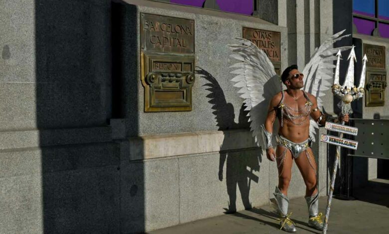 A participant wearing an angel costumes takes part in the "Marcha del Orgullo" Pride parade in Madrid, on July 9, 2022. (Foto: Oscar des Pozo/AFP)