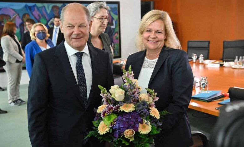 Bundeskanzler Olaf Scholz gratuliert Bundesinnenministerin Nancy Faeser vor der Kabinettssitzung am 13. Juli 2022. (Foto: Tobias Schwarz/AFP)