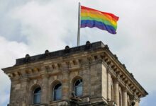 Der Bundestag hisst die Regenbogenflagge (Foto: David Gannon/AFP)