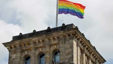 Der Bundestag hisst die Regenbogenflagge (Foto: David Gannon/AFP)