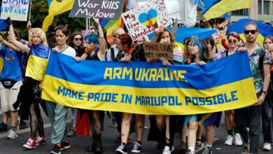 CSD Berlin: Bewaffnet die Ukraine! (Foto: David Gannon/AFP)