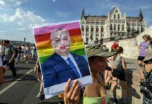 Ein Teilnehmer des Pride-Marsch in Budapest hält ein bearbeitetes Porträt von Ungarns rechtskonservativem Ministerpräsidenten Viktor Orban hoch. (Foto Ferencz Isza/AFP)