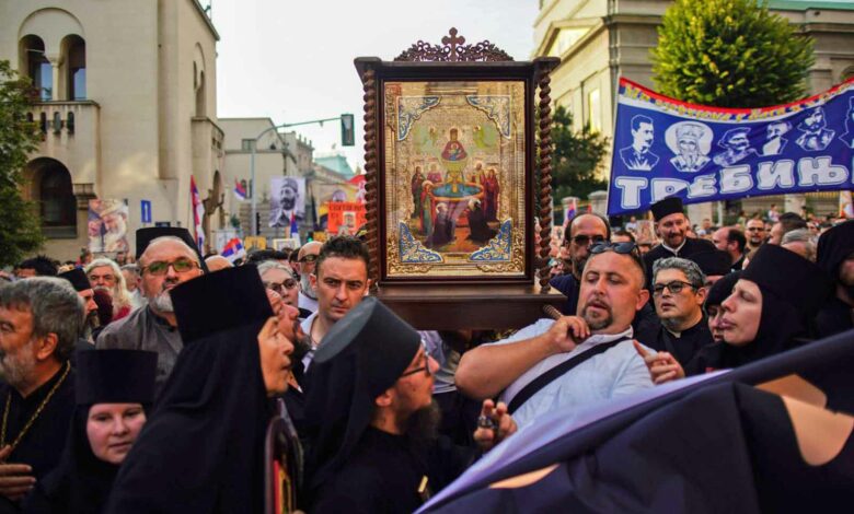 Orthodoxe Christen demonstrieren in Belgrad gegne den für den September geplanten Euro Pride (Foto: Oliver Bunic/AFP)