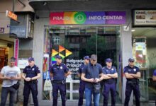 Die Polizei sichert das serbische LGBT-Infozentrum während der „Litiya zur Rettung Serbiens“ am 28. August 2022 in Belgrad. Tausende Gläubige marschierten gegen die Abhaltung der internationalen LGBT-Veranstaltung Euro Pride, die nächsten Monat in der serbischen Hauptstadt stattfinden sollte. (Foto: Oliver Bunic/AFP)