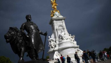 Am 8. September 2022 versammeln sich dunkle Wolken über dem Queen Victoria Memorial vor dem Buckingham Palace im Zentrum von London. Am 8. September 2022 wuchsen die Ängste für Königin Elizabeth II., nachdem der Buckingham Palace sagte, ihre Ärzte seien „besorgt“ um ihre Gesundheit und empfahlen ihr, darunter zu bleiben ärztliche Überwachung. Das 96-jährige Staatsoberhaupt – Großbritanniens dienstälteste Monarchin – wird seit letztem Oktober von gesundheitlichen Problemen geplagt, die sie mit Schwierigkeiten beim Gehen und Stehen zurückgelassen haben. (Foto von Daniel LEAL / AFP)