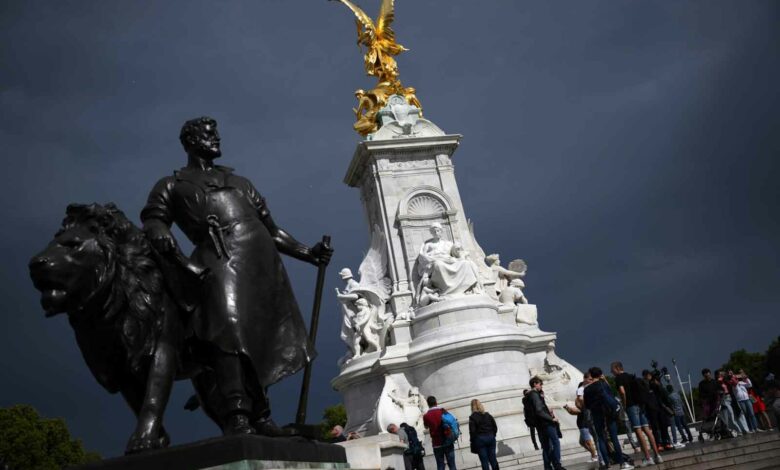 Am 8. September 2022 versammeln sich dunkle Wolken über dem Queen Victoria Memorial vor dem Buckingham Palace im Zentrum von London. Am 8. September 2022 wuchsen die Ängste für Königin Elizabeth II., nachdem der Buckingham Palace sagte, ihre Ärzte seien „besorgt“ um ihre Gesundheit und empfahlen ihr, darunter zu bleiben ärztliche Überwachung. Das 96-jährige Staatsoberhaupt – Großbritanniens dienstälteste Monarchin – wird seit letztem Oktober von gesundheitlichen Problemen geplagt, die sie mit Schwierigkeiten beim Gehen und Stehen zurückgelassen haben. (Foto von Daniel LEAL / AFP)