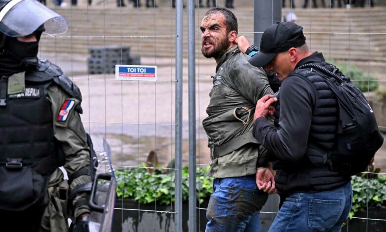 Ein Anti-Pride-Demonstrant wird von Polizisten vor der orthodoxen Markuskirche festgenommen, als LGBT-Aktivisten während des Europride in Belgrad am 17. September 2022 vorbeigehen. Die Situation war am 17. September 2022 in Belgrad angespannt, wo Vertreter waren der LGBTQ-Gemeinschaft gelobte, trotz eines Verbots einer Europride-Parade durch die Behörden zu marschieren, was die Befürchtung möglicher Unruhen schürte. (Foto von Andrej ISAKOVIC / AFP)