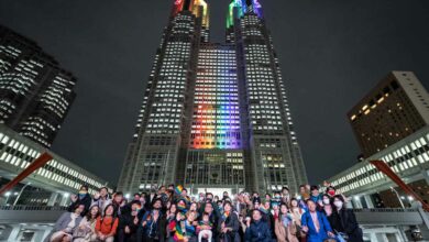 Menschen vor dem mit Regenbogenlichtern beleuchteten Gebäude der Tokyo Metropolitan Government im Tokioter Stadtteil Shinjuku. Tokio begann am 1. November 2022 mit der Ausstellung von Partnerschaftsurkunden für gleichgeschlechtliche Paare, die in der Hauptstadt leben und arbeiten. (Foto von Yuichi YAMAZAKI / AFP)