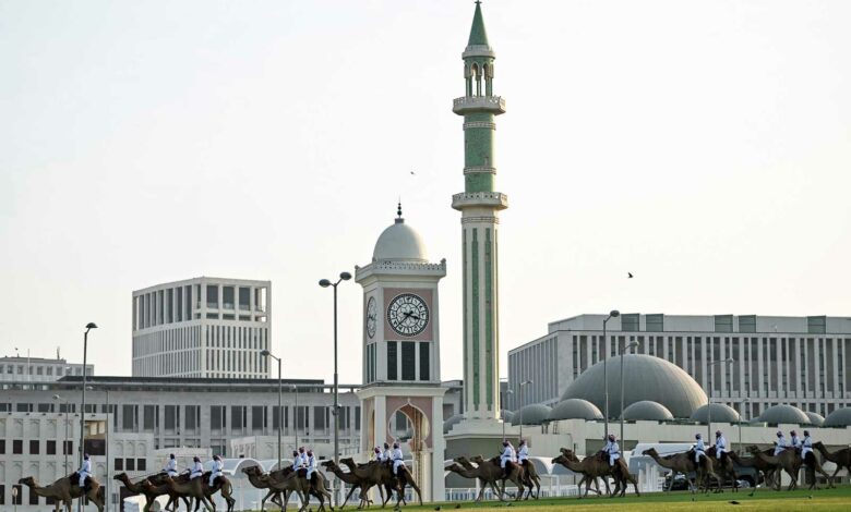 Auf Kamelen berittene königliche Wachen patrouillieren am 7. November 2022 vor dem Fußballturnier der FIFA-Weltmeisterschaft in Katar 2022 um den Amiri Diwan in Doha. (Foto von Kirill KUDRYAVTSEV / AFP)