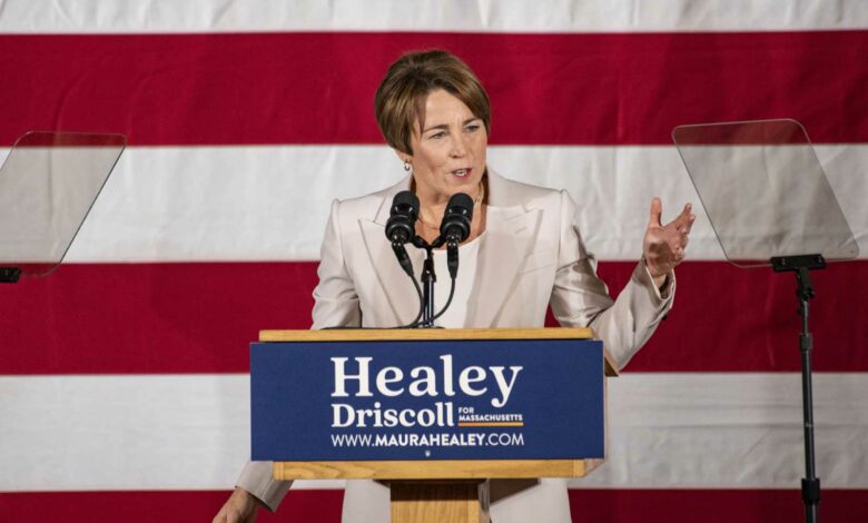 Die gewählte demokratische Gouverneurin von Massachusetts, Maura Healey, feiert den Sieg und hält eine Rede während einer Wahlparty im Copley Plaza Hotel in der Wahlnacht in Boston, Massachusetts am 8. November 2022. (Foto von Joseph Prezioso / AFP)