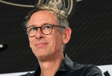 Steffen Simon, Mediendirektor des Deutschen Fußball-Bundes (DFB), nimmt am 18. November 2022 an einer Pressekonferenz auf dem Trainingsgelände von Al Shamal in Al Ruwais nördlich von Doha im Vorfeld der Fußballweltmeisterschaft 2022 in Katar teil. (Foto: Ina Fassbender/AFP)