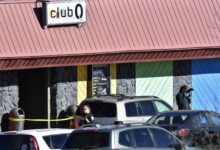 Polizeibeamte dokumentieren am Morgen nach einer Massenerschießung im Club Q, einem LGBTQ-Nachtclub in Colorado Springs, Colorado, am 20. November 2022 Beweise auf dem Parkplatz. Mindestens fünf Menschen wurden bei einer Massenerschießung auf einen LGBTQ getötet und 18 verletzt Nachtclub in der US-Stadt Colorado Springs, teilte die Polizei am 20. November 2022 mit. (Foto von Jason Connolly / AFP)