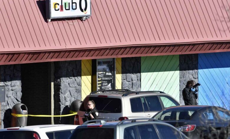 Polizeibeamte dokumentieren am Morgen nach einer Massenerschießung im Club Q, einem LGBTQ-Nachtclub in Colorado Springs, Colorado, am 20. November 2022 Beweise auf dem Parkplatz. Mindestens fünf Menschen wurden bei einer Massenerschießung auf einen LGBTQ getötet und 18 verletzt Nachtclub in der US-Stadt Colorado Springs, teilte die Polizei am 20. November 2022 mit. (Foto von Jason Connolly / AFP)