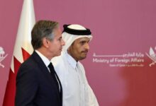 US-Außenminister Antony Blinken (L) und Katars Außenminister Mohammed Bin Abdulrahman Al Thani verlassen das Land nach einer Pressekonferenz am 22. November 2022 in der Hauptstadt Doha. (Foto von KARIM JAAFAR / AFP)