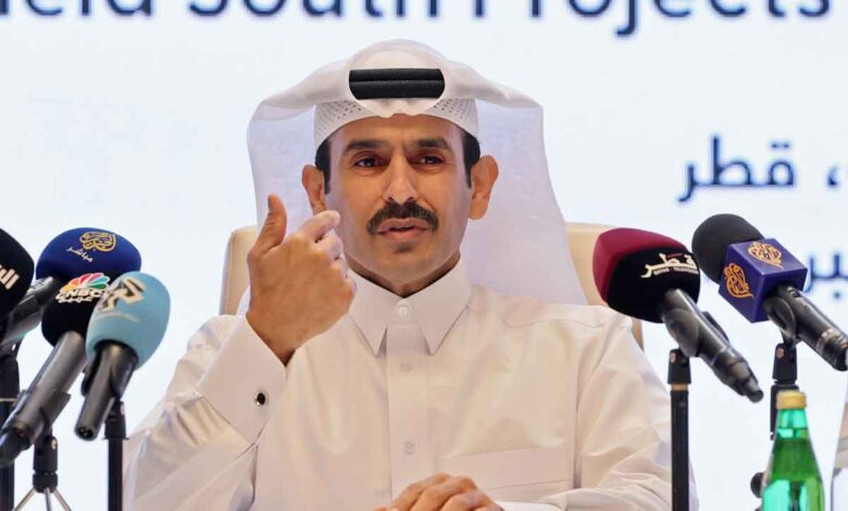 Saad Sherida al-Kaabi, Katars Energieminister und CEO von QatarEnergy, gibt am 29. November 2022 eine Pressekonferenz in Katars Hauptstadt Doha, auf der ein neues Abkommen angekündigt wird, Deutschland zwei Millionen Tonnen verflüssigtes Erdgas pro Jahr für mindestens 15 Jahre zu liefern. Mit dem lang erwarteten Deal will Katar „zu den Bemühungen beitragen, die Energiesicherheit in Deutschland und Europa zu unterstützen“, sagte Saad Sherida al-Kaabi, Katars Energieminister und CEO von QatarEnergy. Der Partner von QatarEnergy, das US-Unternehmen ConocoPhillips, wird ab 2026 das Gas aus Katars Projekten North Field East und South an das im Bau befindliche LNG-Terminal Brunsbüttel in Norddeutschland liefern. (Foto von KARIM JAAFAR / AFP)