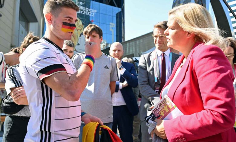 Fußball, WM 2022 in Katar, Nancy Faeser (SPD), Bundesministerin des Innern, und Deutschland-Fan Bengt Kunkel unterhalten sich bei einem Pressetermin vor der der Mobilen Fan-Botschaft des DFB in Doha. (Foto: picture alliance/dpa | Federico Gambarini)