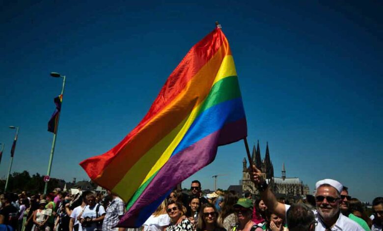 Mehr als eine Million Menschen besuchen am 3. Juli 2022 die diesjährige jährliche CSD-Prideparade in Köln, Deutschland (Foto von Ying Tang/NurPhoto) (Foto von Ying Tang / NurPhoto / NurPhoto via AFP)