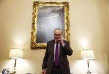 Der Mehrheitsführer des US-Senats, Chuck Schumer (D-NY), telefoniert mit seiner Tochter Alison und Alisons Frau aus seinem Büro, nachdem der Senat am 29. November 2022 im Capitol Building in Washington, DC, über den Respect for Marriage Act abgestimmt hat. Der Senat stimmte mit 61 zu 36 Stimmen für die Maßnahme, die die Anerkennung und den Schutz gleichgeschlechtlicher und gemischtrassiger Ehen auf Bundesebene vorsieht. Anna Moneymaker/Getty Images/AFP (Foto von Anna Moneymaker/GETTY IMAGES NORDAMERIKA/Getty Images via AFP)