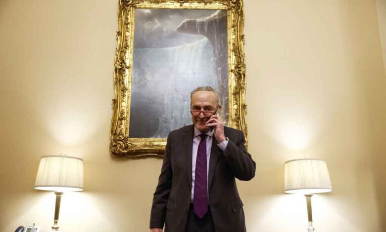 Der Mehrheitsführer des US-Senats, Chuck Schumer (D-NY), telefoniert mit seiner Tochter Alison und Alisons Frau aus seinem Büro, nachdem der Senat am 29. November 2022 im Capitol Building in Washington, DC, über den Respect for Marriage Act abgestimmt hat. Der Senat stimmte mit 61 zu 36 Stimmen für die Maßnahme, die die Anerkennung und den Schutz gleichgeschlechtlicher und gemischtrassiger Ehen auf Bundesebene vorsieht. Anna Moneymaker/Getty Images/AFP (Foto von Anna Moneymaker/GETTY IMAGES NORDAMERIKA/Getty Images via AFP)