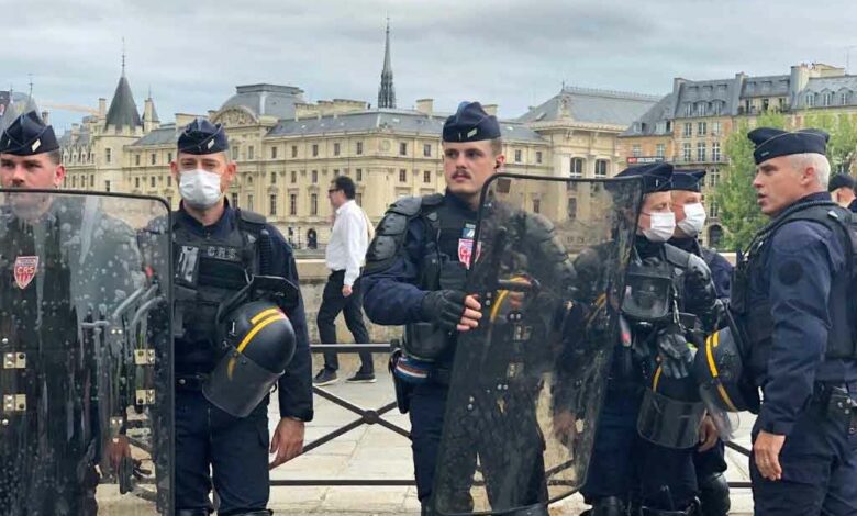 Polizisten bei einer Wache anläßlich einer Demonstration vor dem franzöischen Verfassungsrat (Foto: Alaatin/Anadolu Agency via AFP)