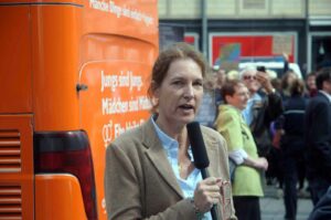 Hiltrud von Beverfoerde bei der "Demo für Alle" auf. Sie ist aber nicht mit Dolores Umbridge verwandt. (Foto: Bundesamt für magische Wesen)