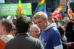 Das politische Christentum missbraucht Kinder und Jugendliche. Fast möchte man dem Jungen zurufen, er möge sein Leben doch nicht für diese obskure Vereinigung ... (Foto: Bundesamt für magische Wesen)