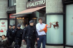 Starke Polizeikräfte begleiten Kevin X. (Demo für Alle), als er mal pullern mußte. (Foto: Bundesamt für magische Wesen)