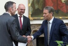 Frank Lotz und Klaus Maresch bei der Trauung durch Jürgen Nimptsch, Oberbürgermeister von Bonn. (Foto: Barbara Frommann)