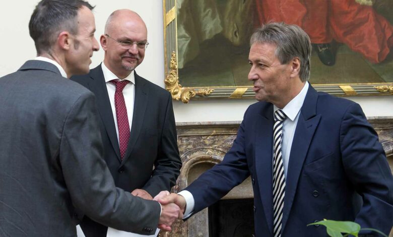 Frank Lotz und Klaus Maresch bei der Trauung durch Jürgen Nimptsch, Oberbürgermeister von Bonn. (Foto: Barbara Frommann)