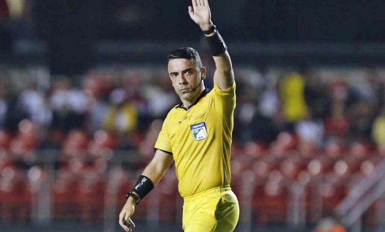 FIFA Schiedsrichter Igor Benevenuto, hier bei einem Spiel 2018 zwischen Sao Paulo und Vitoria no Morumbi, hat sein Coming-out vollzogen.(Foto: Marcello Zambrana / AGIF (Photo by Marcello Zambrana / AGIF / AGIF via AFP)