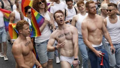 Teilnehmer der jährlichen Pride Parade in den Straßen von Soho in London am 2. Juli 2022 (Foto: Niklas HALLE'N / AFP