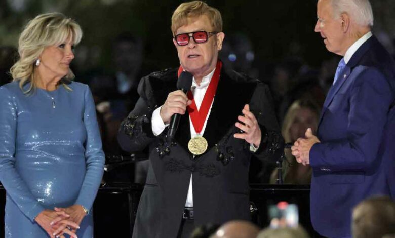 Der britische Songwriter Sir Elton John mit Jill und Joe Biden im Weißen Haus. (Foto von ALEX WONG/GETTY IMAGES NORDAMERIKA/Getty Images via AFP)