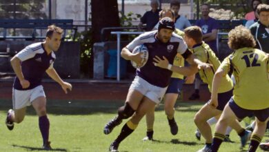 In voller Aktion: Colin (l.) und Burkhard (M.) im blau-weißen Trikot der "Berlin Bruisers" beim letzten Spiel der Saison. (Foto: Eugen Gritschneder)