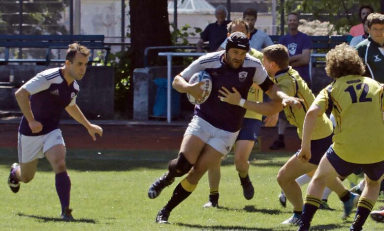 In voller Aktion: Colin (l.) und Burkhard (M.) im blau-weißen Trikot der "Berlin Bruisers" beim letzten Spiel der Saison. (Foto: Eugen Gritschneder)